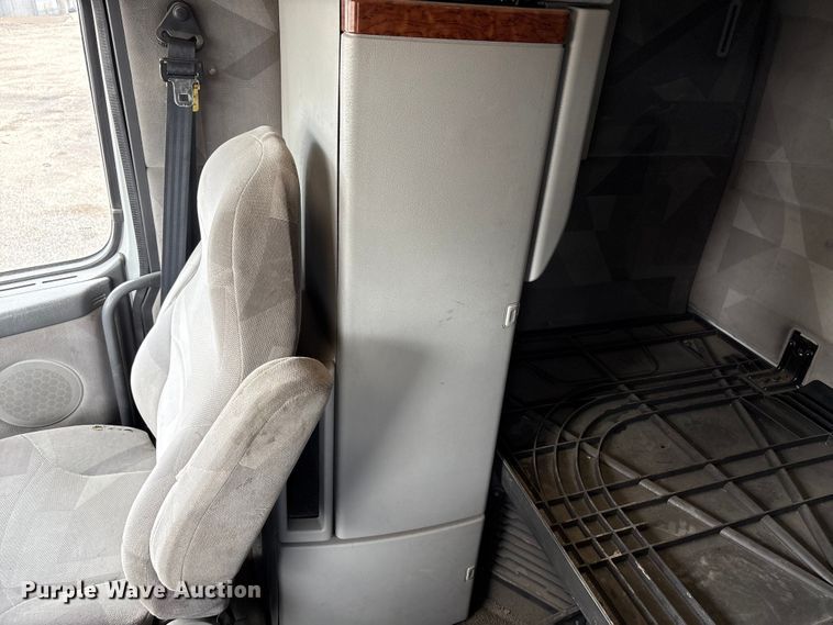image for item EU8651 2005 Volvo VNL semi truck