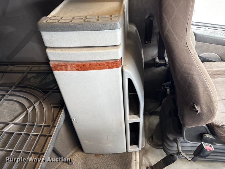 image for item EU8651 2005 Volvo VNL semi truck