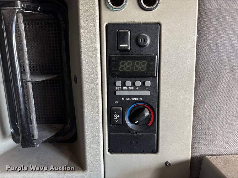 image for item EU8651 2005 Volvo VNL semi truck