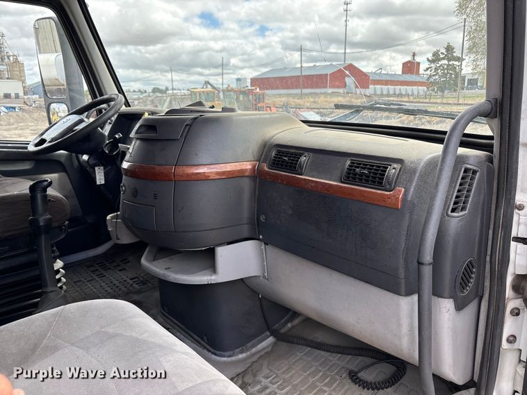 image for item EU8651 2005 Volvo VNL semi truck