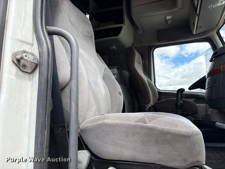 image for item EU8651 2005 Volvo VNL semi truck