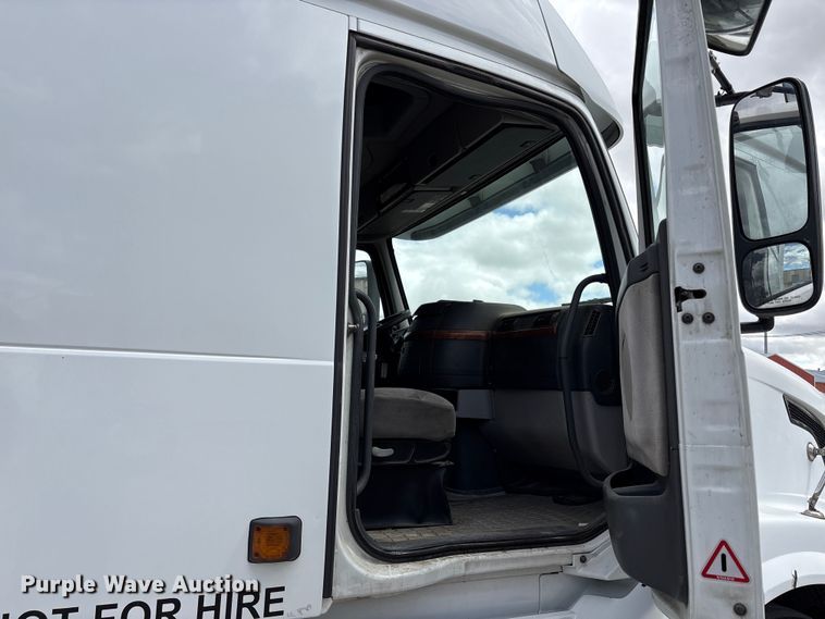 image for item EU8651 2005 Volvo VNL semi truck