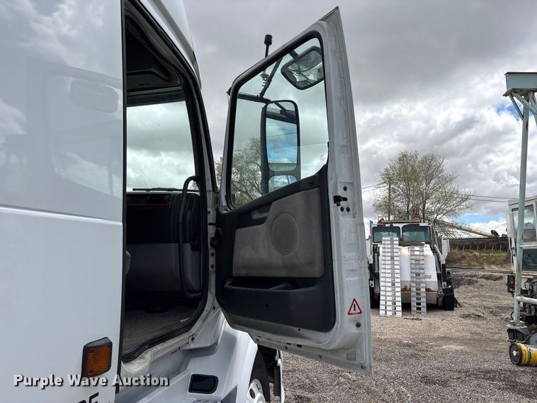 image for item EU8651 2005 Volvo VNL semi truck