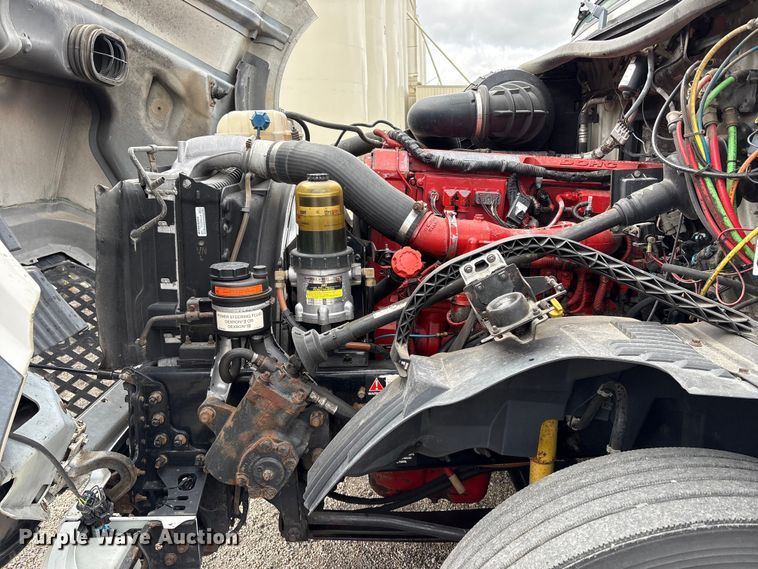 image for item EU8651 2005 Volvo VNL semi truck