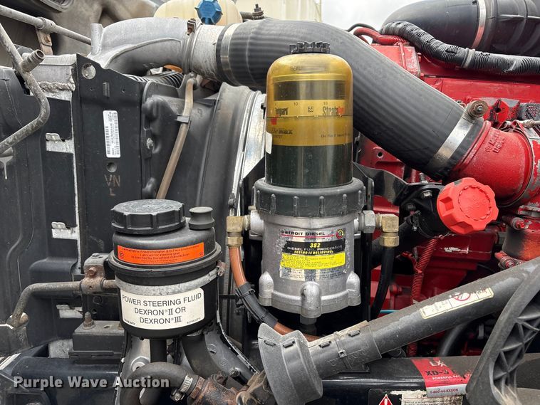 image for item EU8651 2005 Volvo VNL semi truck