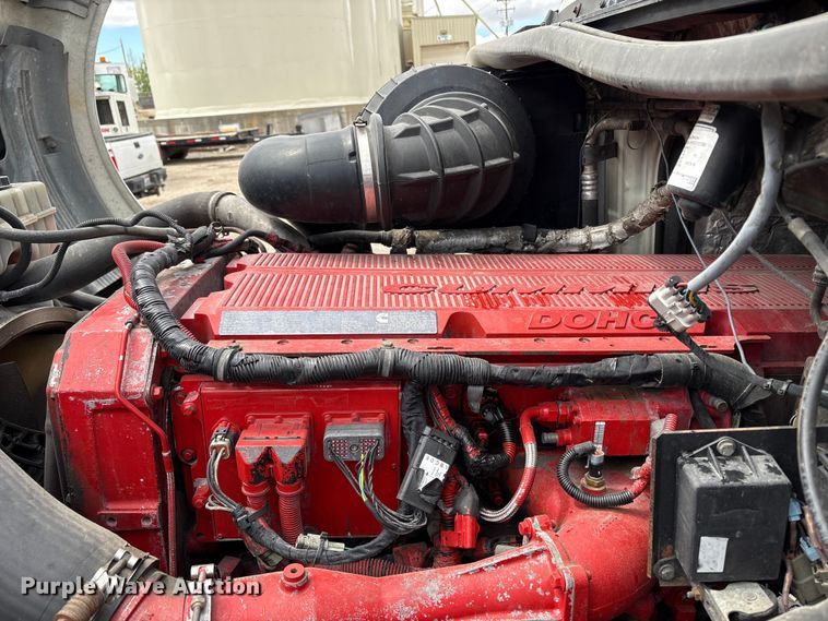 image for item EU8651 2005 Volvo VNL semi truck