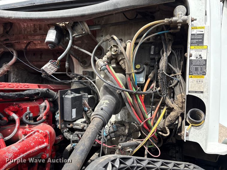 image for item EU8651 2005 Volvo VNL semi truck