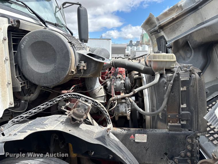 image for item EU8651 2005 Volvo VNL semi truck