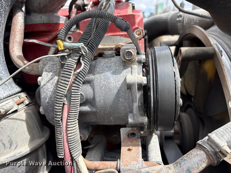 image for item EU8651 2005 Volvo VNL semi truck