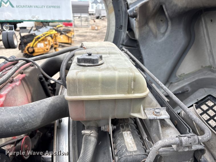 image for item EU8651 2005 Volvo VNL semi truck