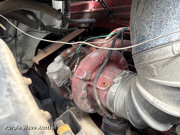 image for item EU8651 2005 Volvo VNL semi truck