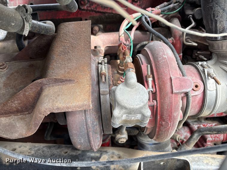 image for item EU8651 2005 Volvo VNL semi truck