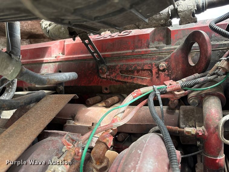 image for item EU8651 2005 Volvo VNL semi truck