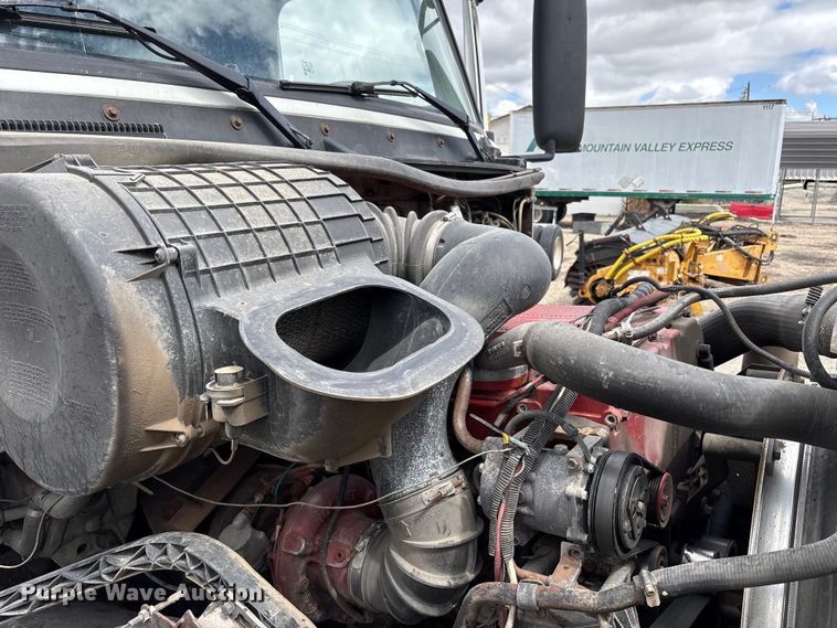 image for item EU8651 2005 Volvo VNL semi truck