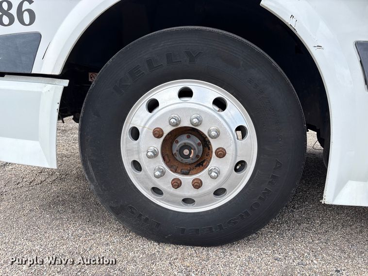 image for item EU8651 2005 Volvo VNL semi truck