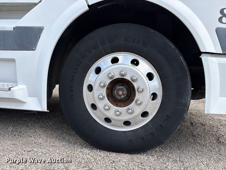 image for item EU8651 2005 Volvo VNL semi truck