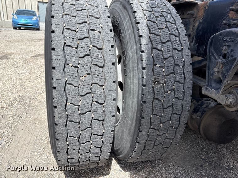 image for item EU8651 2005 Volvo VNL semi truck
