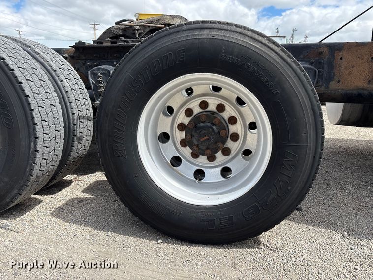 image for item EU8651 2005 Volvo VNL semi truck
