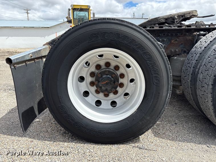 image for item EU8651 2005 Volvo VNL semi truck