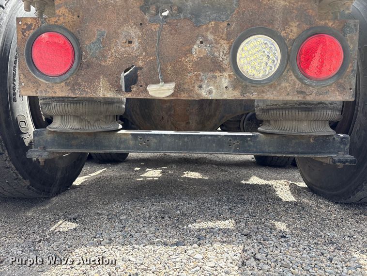 image for item EU8651 2005 Volvo VNL semi truck