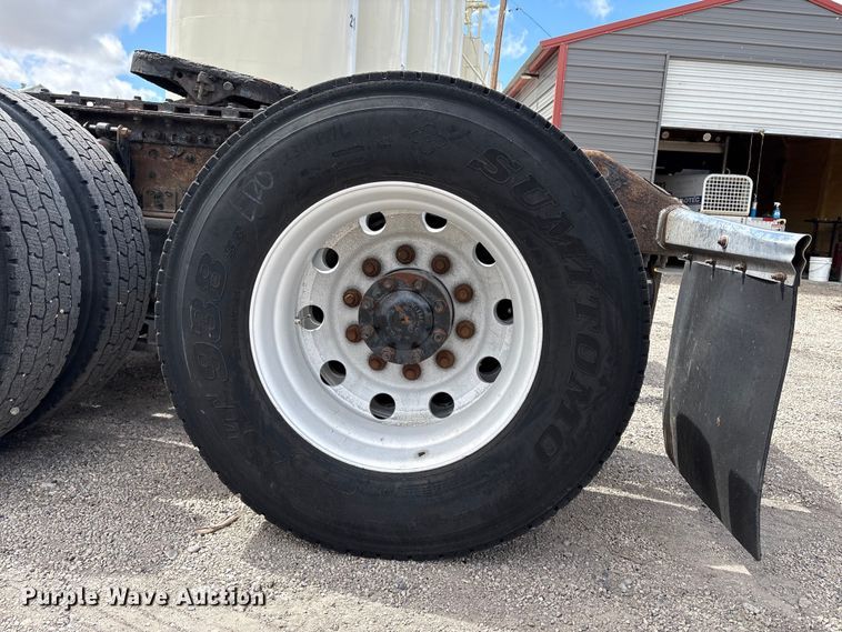 image for item EU8651 2005 Volvo VNL semi truck