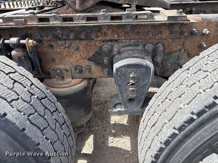 image for item EU8651 2005 Volvo VNL semi truck