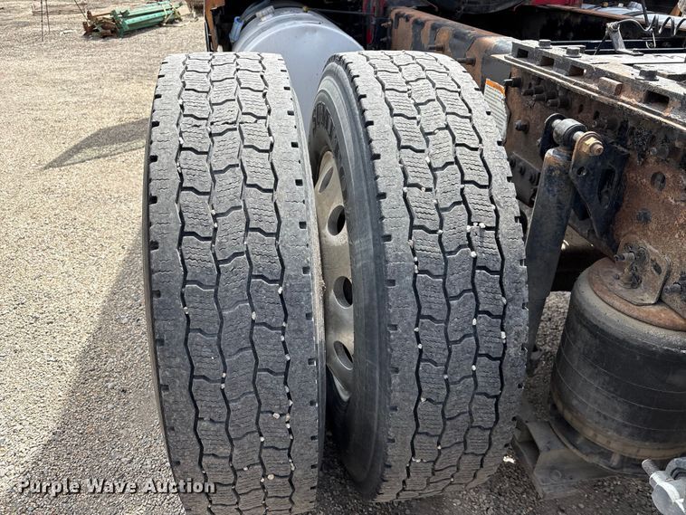 image for item EU8651 2005 Volvo VNL semi truck