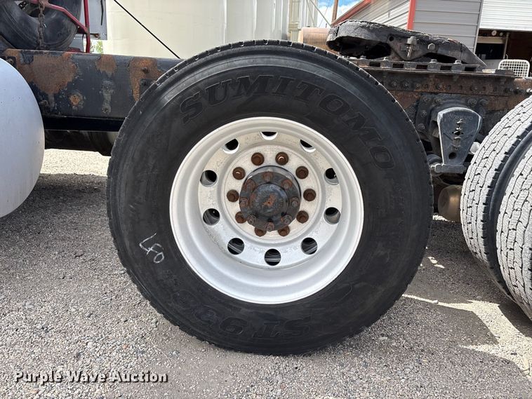image for item EU8651 2005 Volvo VNL semi truck