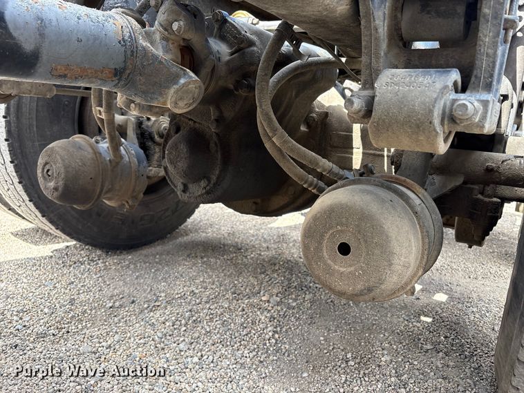 image for item EU8651 2005 Volvo VNL semi truck
