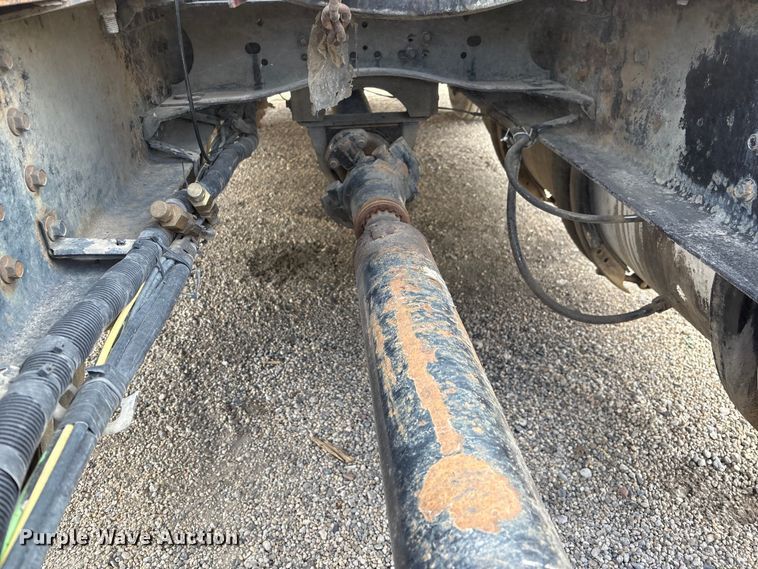 image for item EU8651 2005 Volvo VNL semi truck