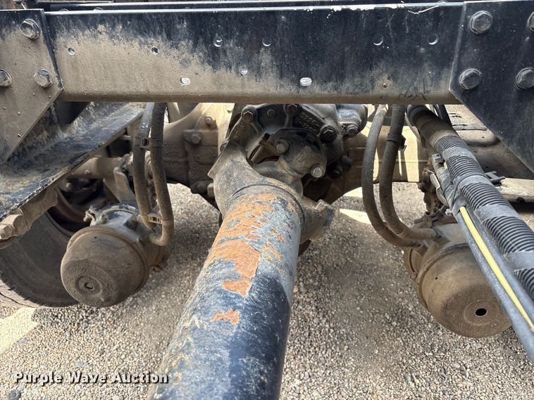 image for item EU8651 2005 Volvo VNL semi truck