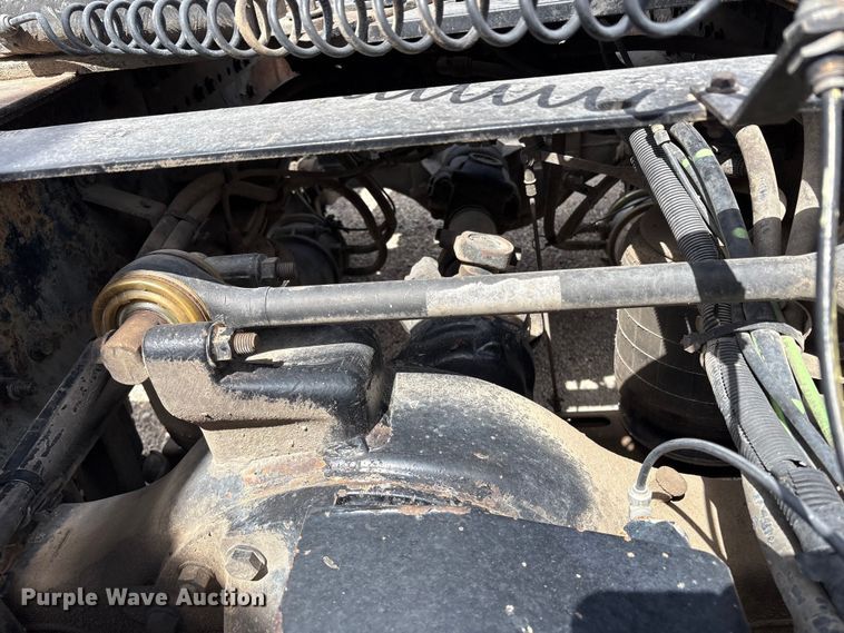 image for item EU8651 2005 Volvo VNL semi truck