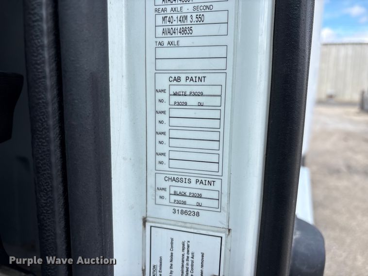 image for item EU8651 2005 Volvo VNL semi truck