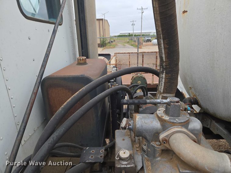 image for item EW0090 1991 International 9400 water truck