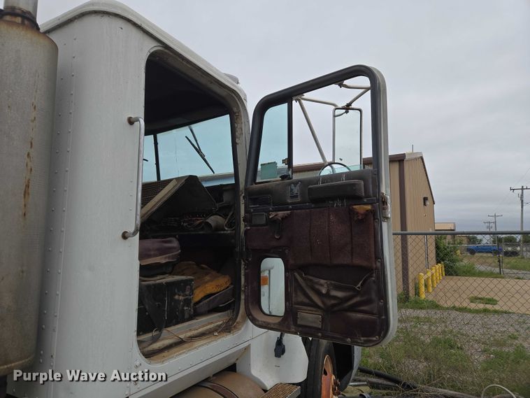 image for item EW0090 1991 International 9400 water truck