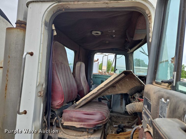 image for item EW0090 1991 International 9400 water truck