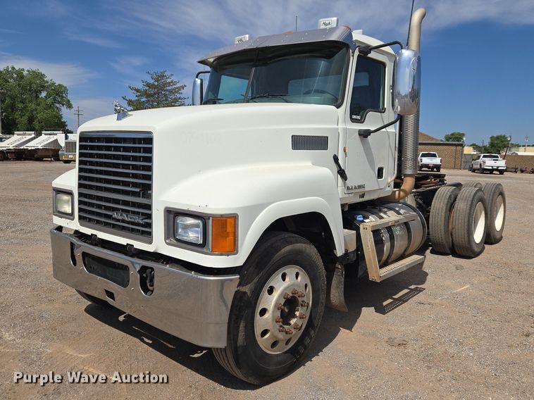 image for item EW0101 2011 Mack CHU613 semi truck