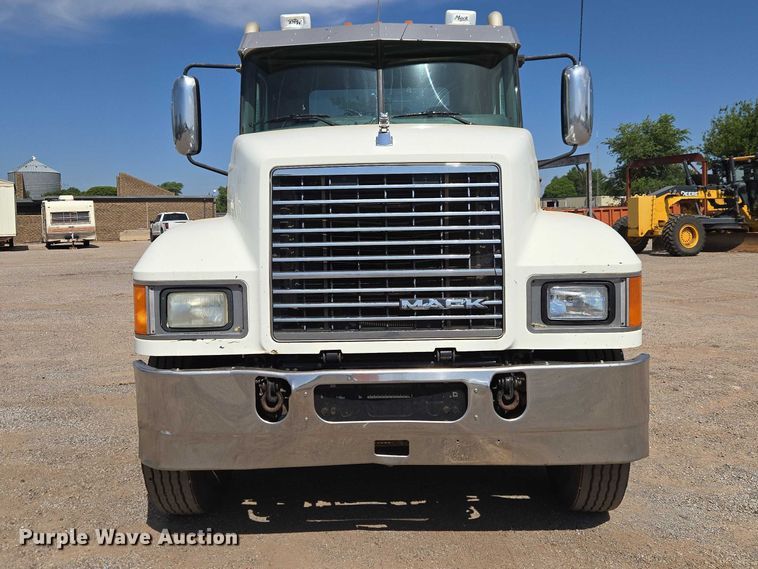 image for item EW0101 2011 Mack CHU613 semi truck