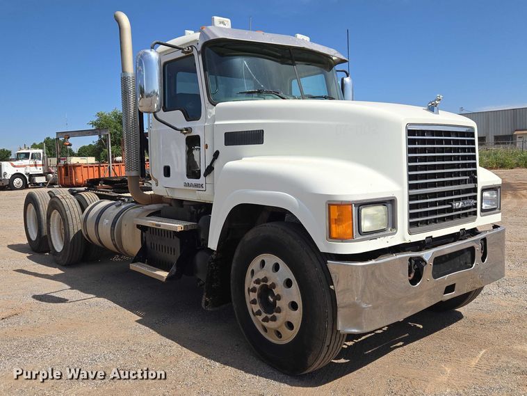 image for item EW0101 2011 Mack CHU613 semi truck