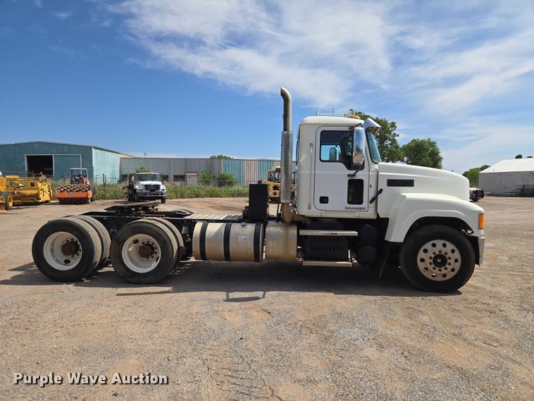 image for item EW0101 2011 Mack CHU613 semi truck