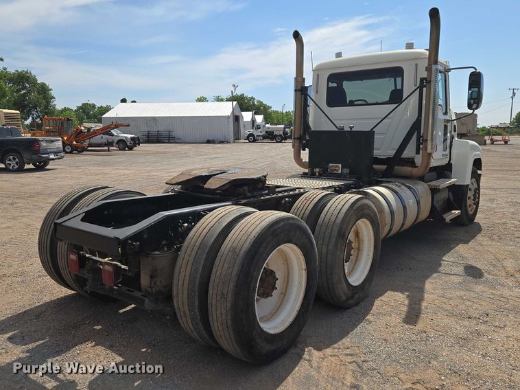 image for item EW0101 2011 Mack CHU613 semi truck