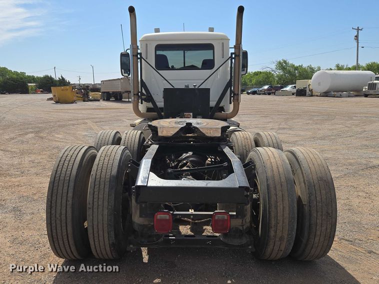 image for item EW0101 2011 Mack CHU613 semi truck