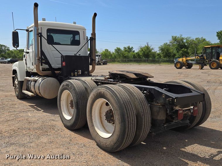 image for item EW0101 2011 Mack CHU613 semi truck