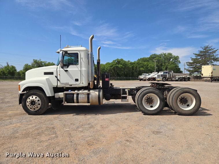 image for item EW0101 2011 Mack CHU613 semi truck