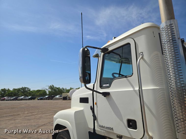 image for item EW0101 2011 Mack CHU613 semi truck