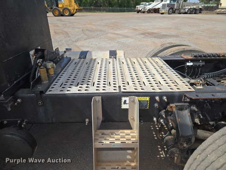 image for item EW0101 2011 Mack CHU613 semi truck