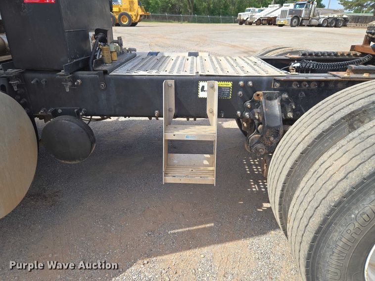 image for item EW0101 2011 Mack CHU613 semi truck