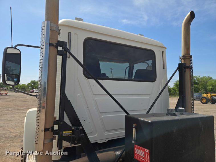 image for item EW0101 2011 Mack CHU613 semi truck