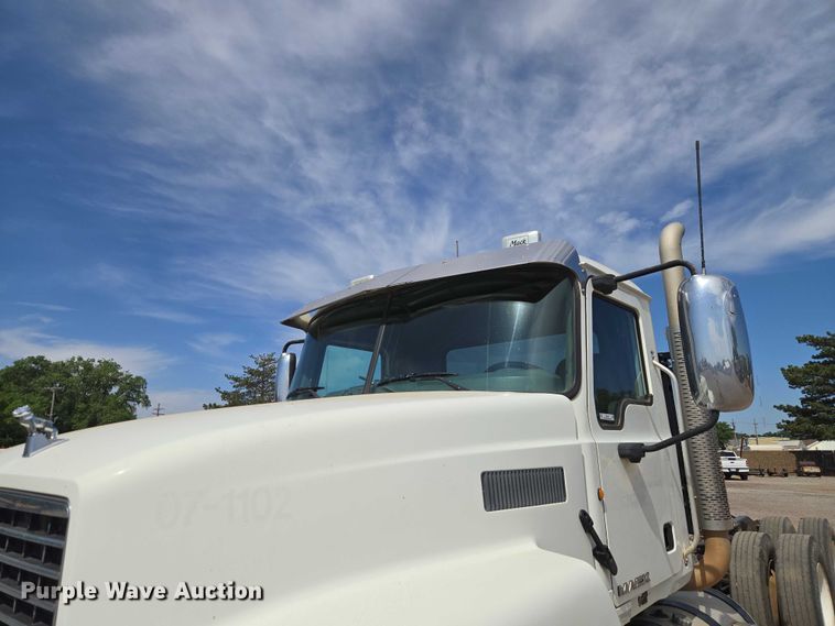 image for item EW0101 2011 Mack CHU613 semi truck