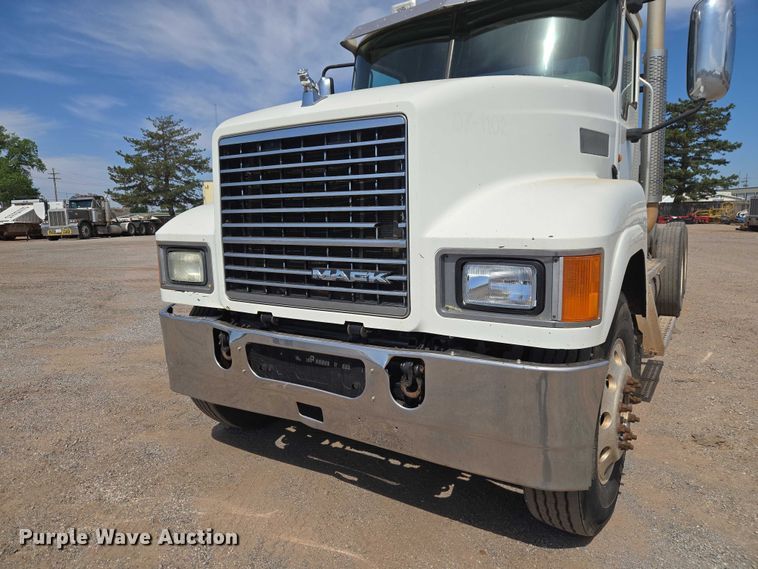 image for item EW0101 2011 Mack CHU613 semi truck